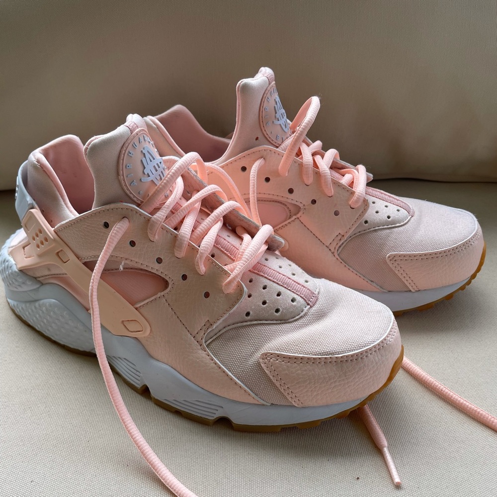 Women’s Baby Pink Nike Huaraches